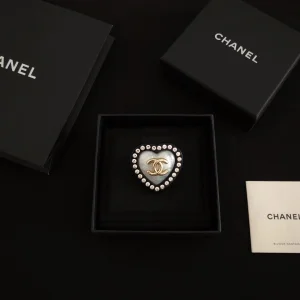 Luxury Womens Jewelry Chanel Double C Heart Brooch A39PP140 AA151432