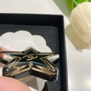 Luxury Womens Jewelry Chanel Black and Gold Star CC Brooch A152PP150 AA157582