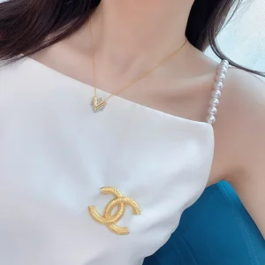 Luxury Womens Jewelry Chanel Brooch Chanel Gold CC Brooch A39PP130 AA161572