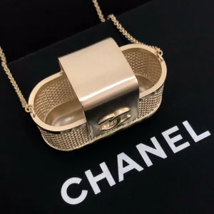 Luxury Womens Jewelry Chanel Chain Airpod Case in Gold A39PP250 AA166377