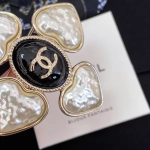 Luxury Womens Jewelry Chanel Brooch Chanel Gold CC Heart Brooch A152PP130 AA171972