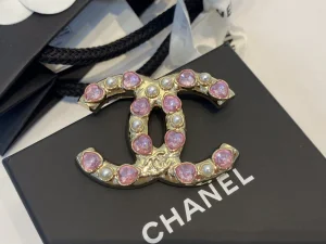 Essenceofluxury Womens Jewelry Chanel Crystals Pearls CC Logo Brooch A39PP180 AA191398