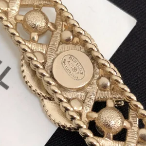 Essenceofluxury Womens Jewelry Chanel Crystals CC Logo Gold Brooch A39PP180 AA195582