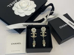 Essenceofluxury Womens Jewelry Chanel CC Logo Flowers Pendant Earrings A39PP280 AA196715