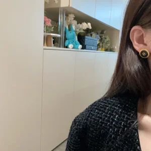 Essenceofluxury Womens Jewelry Chanel Vintage Gold CC Logo Round Earrings A173PP180 AA197853