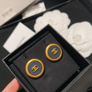 Essenceofluxury Womens Jewelry Chanel Vintage Gold CC Logo Round Earrings A173PP180 AA197853