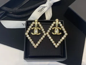 Essenceofluxury Womens Jewelry Chanel Gold CC Logo Crystals Earrings AB9927 A39PP180 AA199483